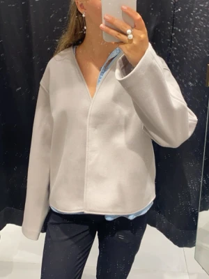 Beige kappa - Fin kappa från Lindex, nästan aldrig använd! Färgen framgår bäst på första bilden🩷