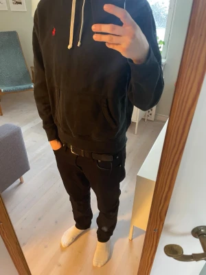 Ralph lauren hoodie - Svart Ralph lauren hoodie i storlek M. Hoodien är i mycket bra skick. Priset kan diskuteras. Tveka inte om ni har någon fråga!