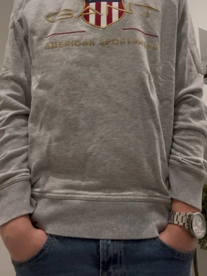 Gant tröja - Hej! Jag säljer nu min tröja från GANT. 🙌Den är i mycket fint skick och bara använts ett fåtal gånger. Storleken är 176cm/16år. Men passar S i storlek också. Tveka inte att ta kontakt med mig!🤗