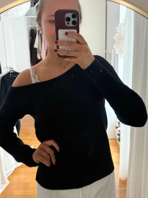 Svart offshoulder stickad tröja Even&Odd - Säljer en svart stickad tröja från Even&Odd med offshoulder-design. Tröjan har lång ärm och är ribbstickad vilket ger en snygg struktur. 