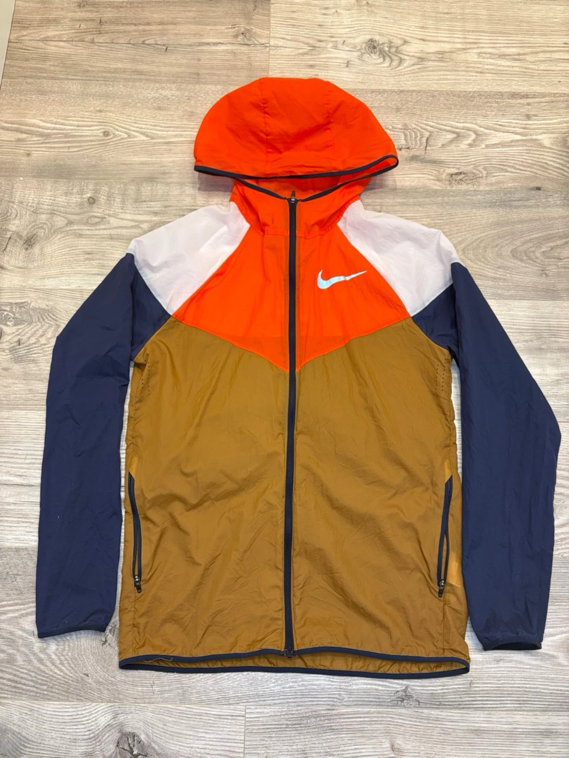 Nike vindjacka med huva i orange och brunt