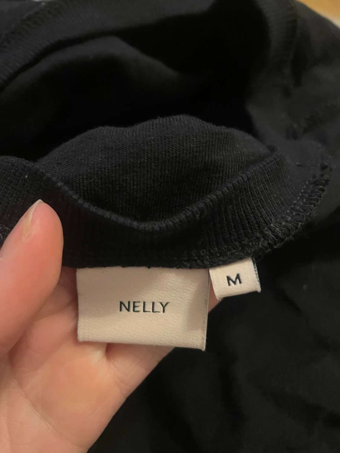 Svart topp med knyt från Nelly - 2