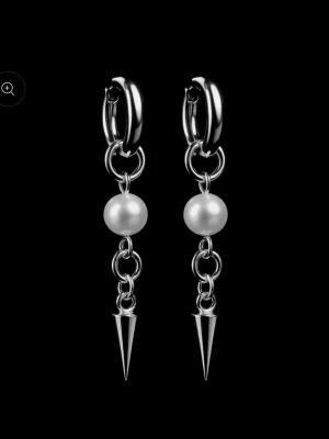 Pearl Spike Sleek Earrings - LYLA - Säljer ett par helt oanvända örhängen från LYLA! Slutsålda på hemsidan, nypris 289kr💘💘