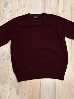 Vinröd stickad tröja från Oscar Jacobsson  - Endast använt ett mycket fåtal gånger. Är lite för liten för mig därför säljer jag. 