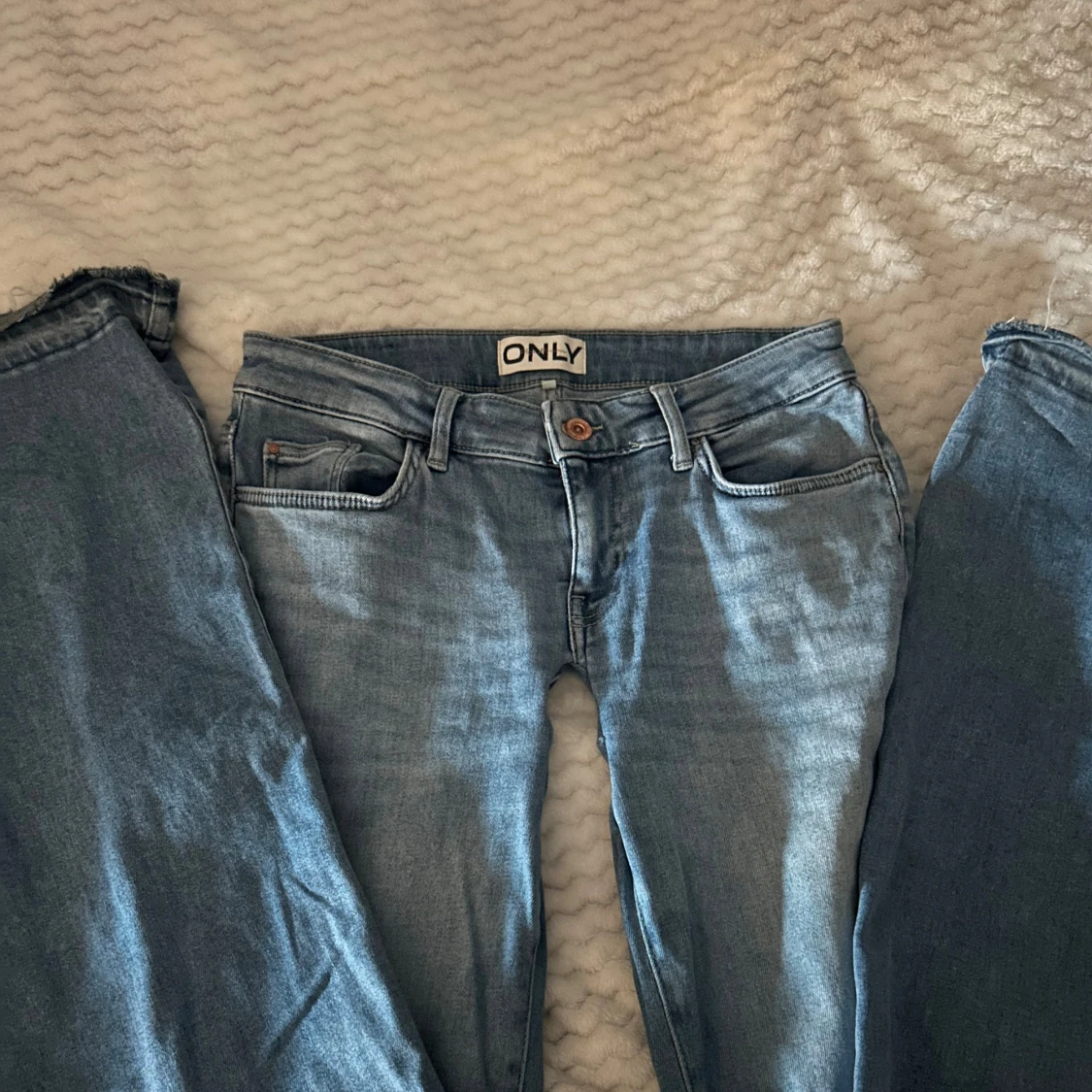 Bootcut jeans från ONLY i ljusblå denim - 1