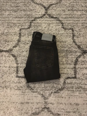 Replay anbass - Säljer ett par riktigt snygga Replay anbass i storlek 29/30 dessa jeans är helt nya och ligger på ett rimligt pris!