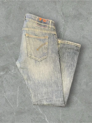 Blå Dondup jeans  - Snygga blå jeans från Dondup / skick 9/10 / storlek W34 lite mindre i storlek / kontakta via funderingar eller annat och pris kan diskuteras😊 