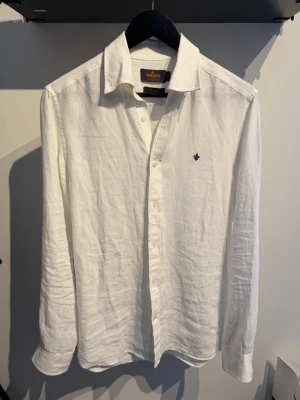 Morris Linneskjorta  - Tja! Säljer denna Morris Linneskjorta i Storlek XS (sitter som S/M) i nyskick!  Nypris 1399kr