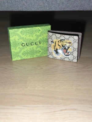 Plånbok - Helt ny, skriv om du har frågor eller vill ha mer bilder.