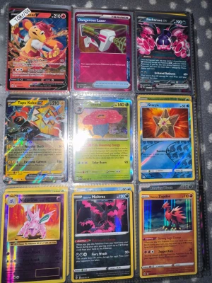 Pokemon samling - Olika eror och set - Lite olika pokemon kort. Kan köpas enskilda eller paket. Även stor del utav celebrations settet finns. För frågor om specifika kort skriv PM. Korten kostar allt från 10kr/st till 500kr/st. Finns fler i pärmen men fick bara lägga upp 7 bilder. Fler bilder kan skickas vid förfrågan. Säg vad som intresserar dig så fixar vi ett paket eller enskilt kort. 