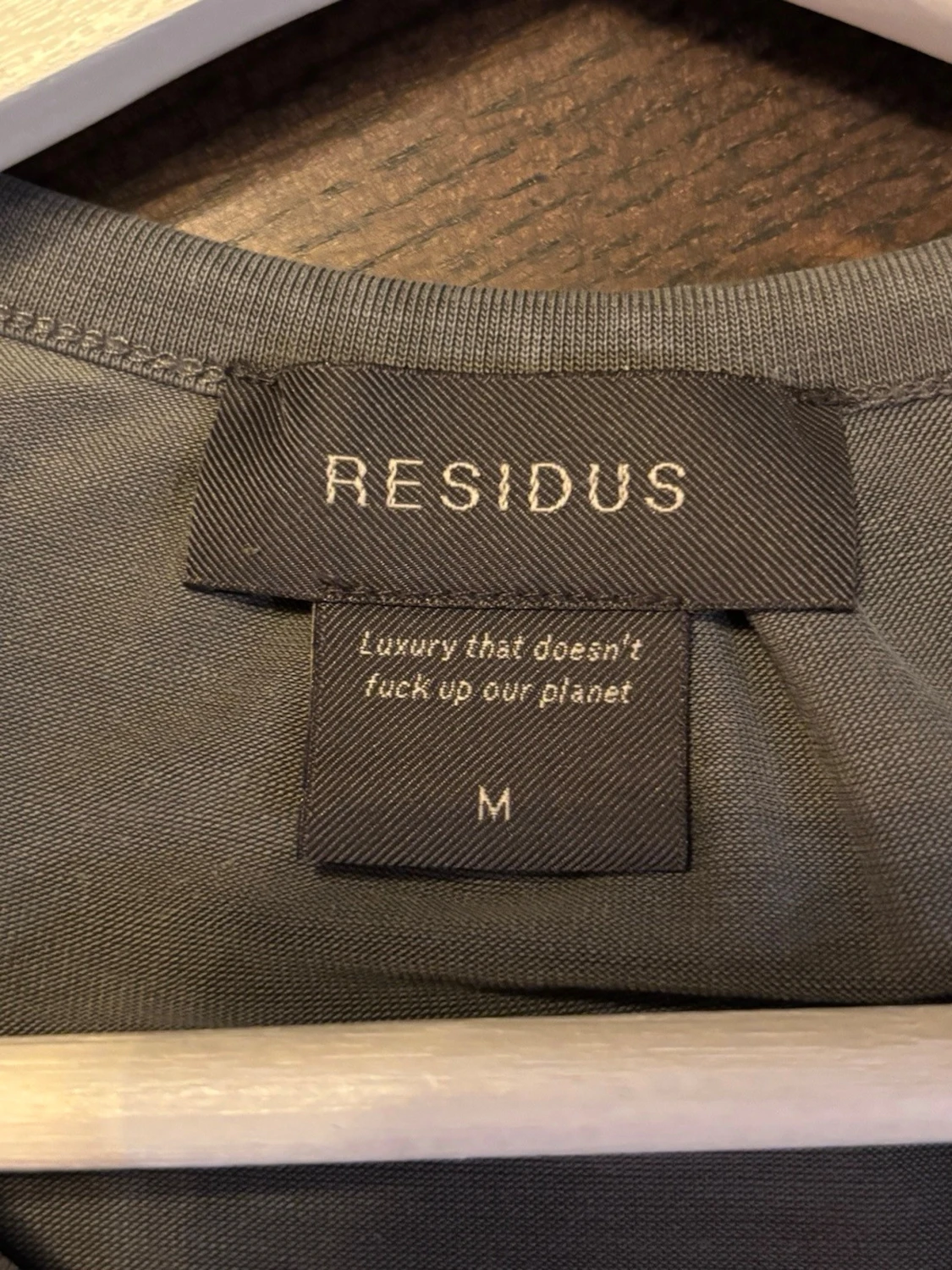 Grå topp med puffärm från Residus - 2