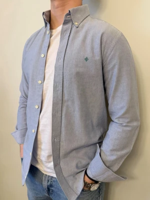 Ljusblå Morris skjorta - En snygg Morris skjorta som passar bra nu till våren och sommaren! Väldigt bra allround för festligheter  eller vanliga sommarkvällar. Passform Casual-fit Storlek👔: S Nypris💰: ca 1399 kr