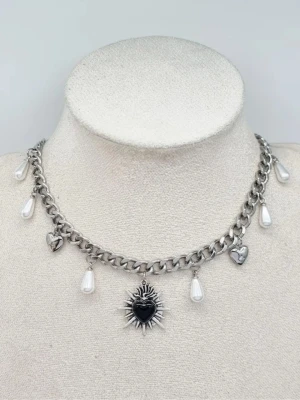 Handgjort halsband med hjärta  - Material-rostfritt stål 