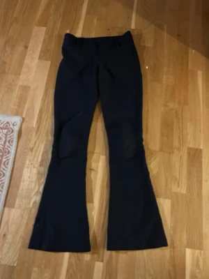 Kostymbyxor - Detta är ett par kostymbyxor från Amelie & me. Jag säljer dom för att dom har blivit för små men dom är i jättebra skick! Dom är i storlek 34🥰