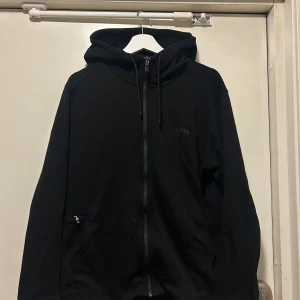 Hugo boss hoodie - Hugo boss hoodie som sitter perfekt på en
