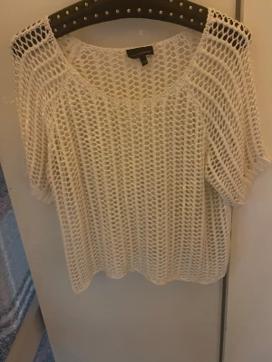 Stickad tröja - Vit stickad mesh tröja i storlek m men passar även som s