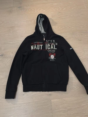 Blu dept zip hoodie  - Riktigt clean zip hoodie från blu dept. Denna zip hoodien är köpt i Kroatien för 1000 kronor. Tröjan är i toppskick och är riktigt najs! Kontakta vid frågor. Tröjan är i storlek XL men passar bättre som M. 
