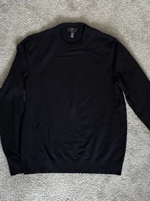 Marinblå stickad tröja från H&M, herr stl M - Marinblå finstickad tröja från H&M, herr stl M. Mycket fint skick, använd endast en gång. 