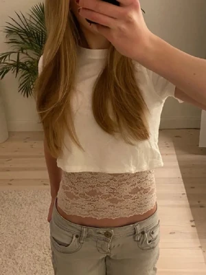 Vit croppad t-shirt från Bik Bok - Säljer en enkel och fräsch vit croppad t-shirt från Bik Bok i storlek XS. T-shirten har korta ärmar, rund 'crew neck' och är gjord i mjuk bomull. Inga tecken på användning. Hör av er för frågor💗