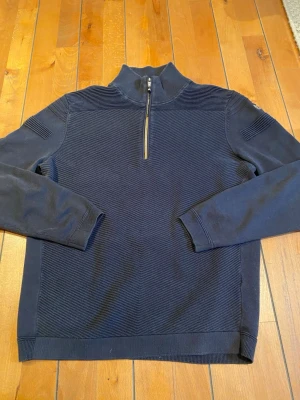Hugo boss  - En quarter zip från hugo boss i fint skick stl S