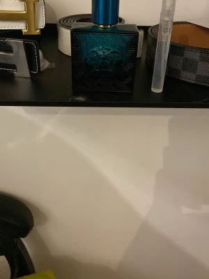 Versace Eau de Toilette herr - Stilren Versace Eau de Toilette för herr. Flaskan har en modern design med Versace-loggan. Perfekt för dig som vill ha en exklusiv touch i din samling.