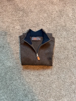 Morris Halvzip Brun - Säljer en snygg halvzip från Morris! Tröjan är i väldigt bra skick, inga defekter. Storlek M men passar mer som XS/S då den krympt lite i tvätten. Modellen heter Merino John Zip. Nypris: 1799kr, mitt pris: 559kr. Tveka inte på att skriva vid minsta fundering!