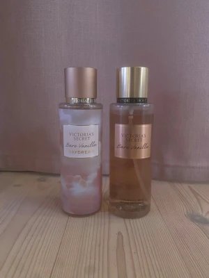 Victoria's Secret Bare Vanilla  - Säljer den vänstra då jag fick 2 i present. Helt oanvänd. 