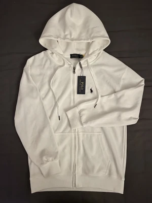 Ralph Lauren zip tröja - Ralph lauren zip tröja, storlek M men passar också S. Perfekt fräsch vit hoodie som passar för nästan alla tillfällen.