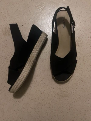 Klacksandaler - Skor perfekta inför sommaravslutning/ sommaren. Ger en strand vibe. Använt cirka 1 månad men jättebra skick. Köpt 1 år sen. Storlek 38