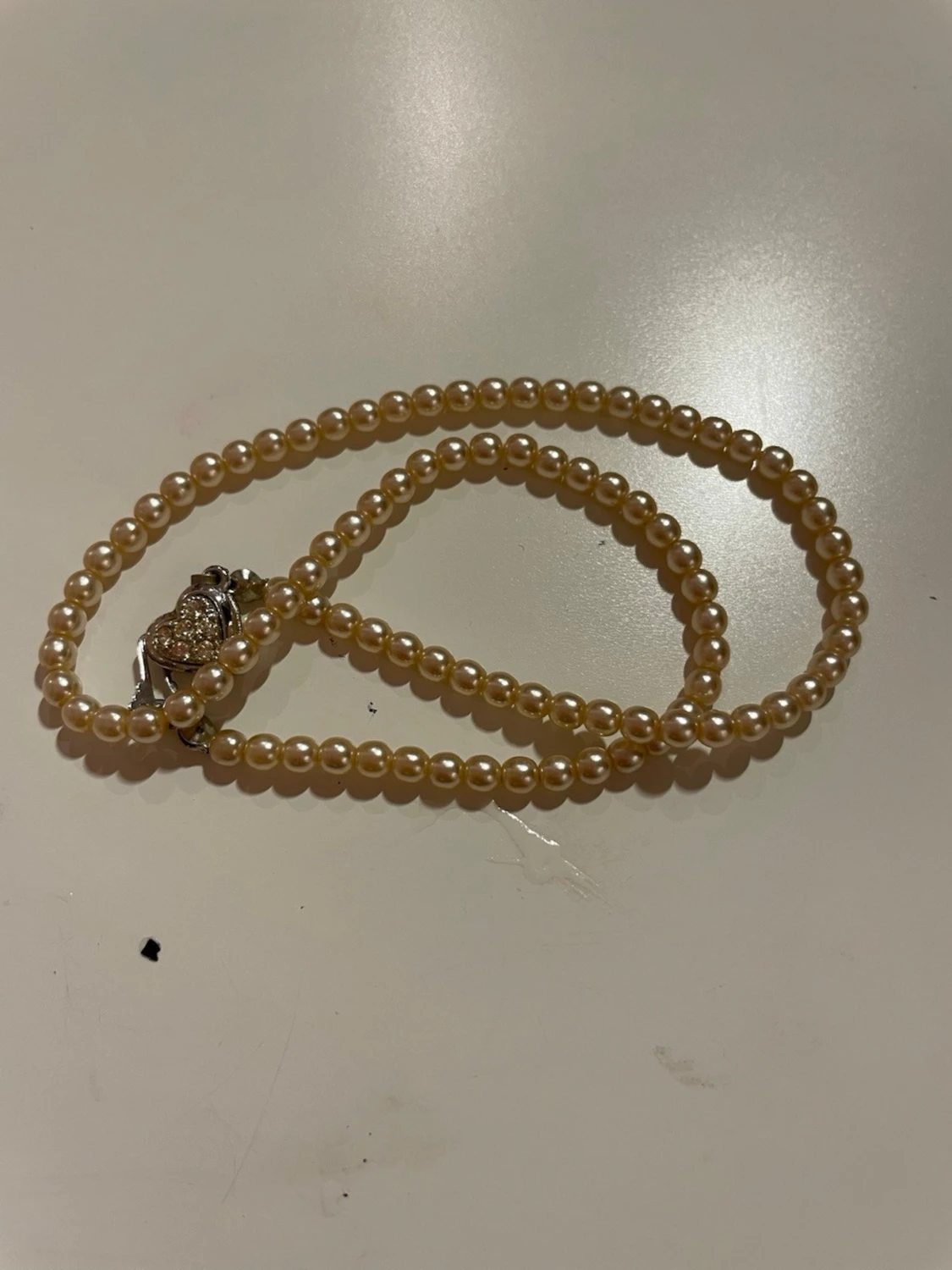 Snyggt pärlhalsband med hjärtformat lås - 3