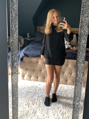 Svart Zara blus - Säljer en svart blus från Zara i storlek S med armar som går att se genom. Blusen är i toppen skick. Inga defekter💕