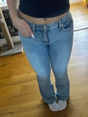 Blåa jeans - Säljer ett par blåa bootcut low waist jeans från Gina, knappt använda, säljer även ett par likadana svarta