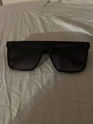 Pris kan diskuteras 😁 - Säljer ett par Philipp Plein-glasögon i väldigt fint skick. Riktigt snygg och stilren design med den där lyxiga känslan som märket är känt för. De sitter bra och passar perfekt om man vill ha något som sticker ut lite utan att bli för mycket.  Perfekta både till vardag och när man vill klä upp sig lite.  Hör av dig vid intresse eller om du vill ha fler bilder 😊. 