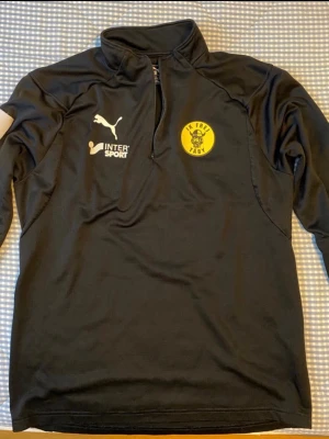 IK Frej Täby träningströja från Puma strl M - Mycket bra skick utan skador.  Storlek M.