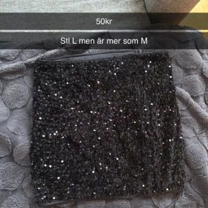 Kjol - Kjol i stl L men sitter som en M. Använd 1 gång 