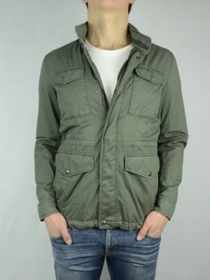 Massimo Dutti Fieldjacket  - MASSIMO DUTTI FIELDJACKET  Storlek : S  Passform : Normal  Användning : Jackan är i ett väldigt fint skick utan defekter  Nypris : Cirka 2000SEK  Modellen på bilen är 182CM och väger 77KG