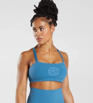 Gymshark Legacy Sports Bra Blue - Small - Blå sport-bh från Gymshark i storlek Small. Knappt använd, se skick på sista bilden. Med pads i som går att ta ur bhn, strapsen är även justerbara. 