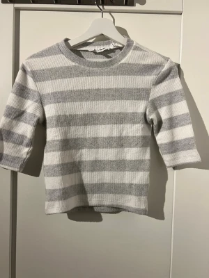 Randig stickad topp från Olé by Koton - Stickad t-shirttopp från Olé by Koton i storlek S. I bra skick