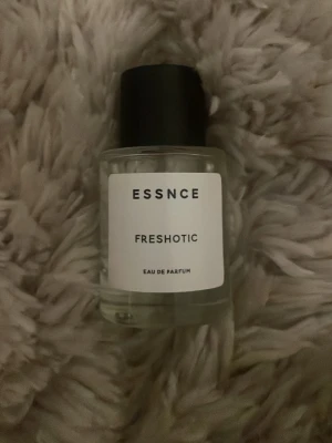 ESSNCE Freshotic Eau de Parfum - Jätte härlig, god och frisk parfym använd fåtal gånger. Mycket kvar i flaskan. Original pris 360kr