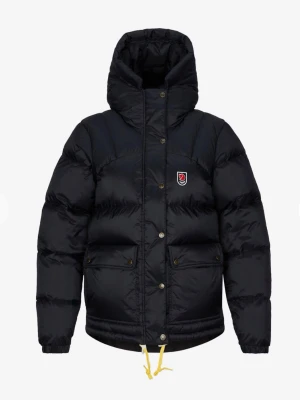 Svart jacka från Fjällräven - Säljer en svart jacka från Fjällräven med huva och gula snören. En riktigt puffig jacka som håller dig varm hela vintern. 
