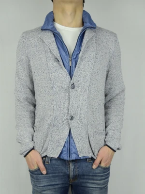 Massimo Dutti cardigan med blå innerväst  - MASSIMO DUTTI CARDIGAN MED BLÅ INNERVÄST  Storlek : L   Passform : Passar M  Användning : Jackan är i ett väldigt fint skick utan defekter  Nypris : Cirka 1800SEK  Modellen på bilen är 182CM och väger 77KG