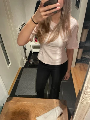 Ljusrosa basic t-shirt - En ljusrosa t-shirt med klassisk rund hals från gina. Modellen är enkel och figursydd, perfekt för en clean och avslappnad look. Tillverkad i mjukt bomullstyg som känns skönt mot huden. Hittar inte tröjan på hemsidan, är osäker om den fortfarande säljs. Skickar snabbt⭐️