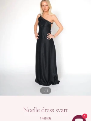 Balklänning från By Stina - Svart balklänning från by-Stina! Super super fin! Öppen rygg som man knyter själv, dragkedja på sidan. Sjukt skönt material men tyvärr för stor för mig så helt oanvänd! 🥲 Helt slutsåld och kostar 1495kr ny!