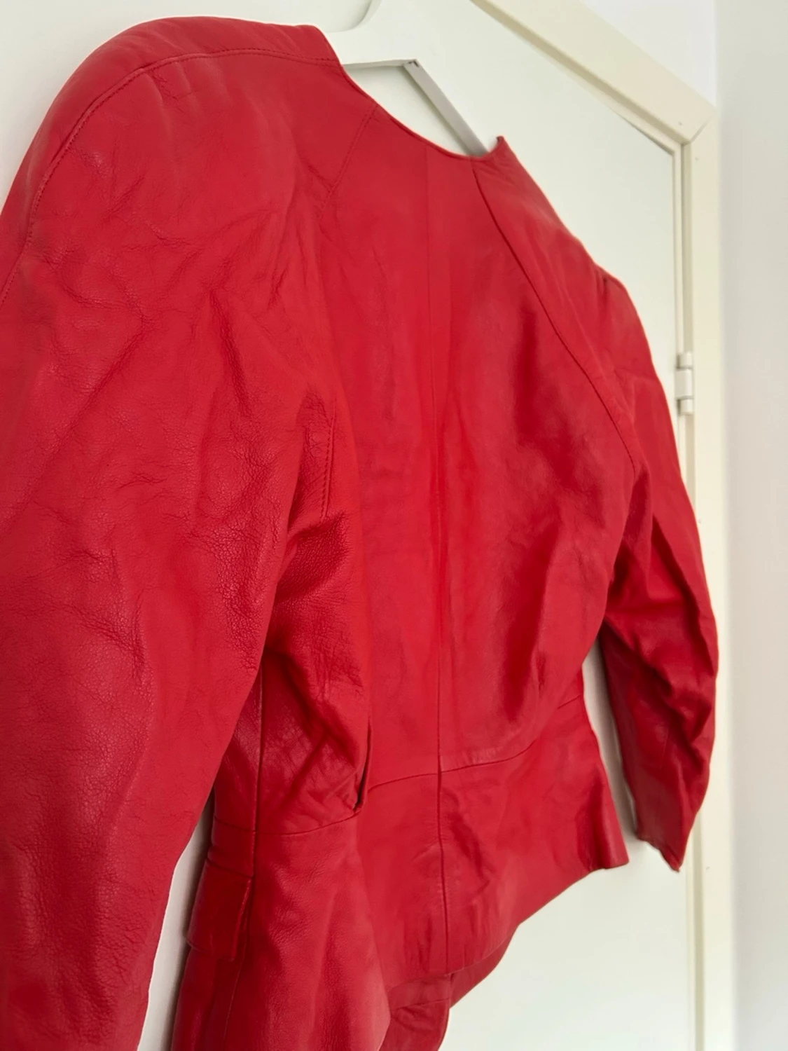 Röd skinnjacka i äkta läder – feminin passform & statement-look - 2