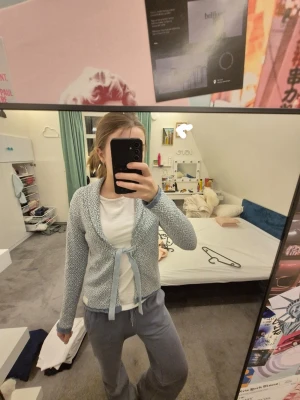 Mönstrad kofta från Odd Molly - Superfin ljusblå och beige kofta från Odd Molly med stickat mönster och broderad logga på ryggen. Koftan har knytband framtill och långa ärmar. Perfekt att slänga på sig över en t-shirt för en chill look. Pasaar xxs, xs och s. Hör av er om ni har några frågor🤞