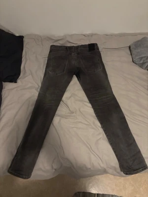 Replay svart/grå grover, storlek 29 - Säljer ett par svarta Replay jeans i skinny fit, storlek 29. . Byxorna har ett litet hål i fickan på utsidan men ingenting som märks vid andvändning