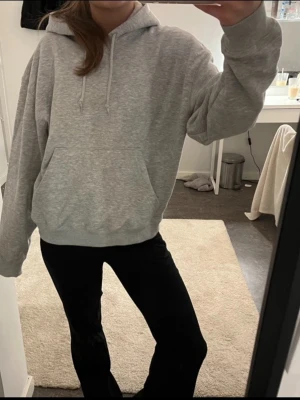 Grå weekday hoodie  - Helt ny grå hoodie från Weekday Oanvänd med prislapp kvar. Superfin klassisk grå färg som passar till allt. Mjuk kvalitet med avslappnad passform. Perfekt som basplagg. Storlek XS. Skriv gärna vid fler frågor💕Nypris 400.