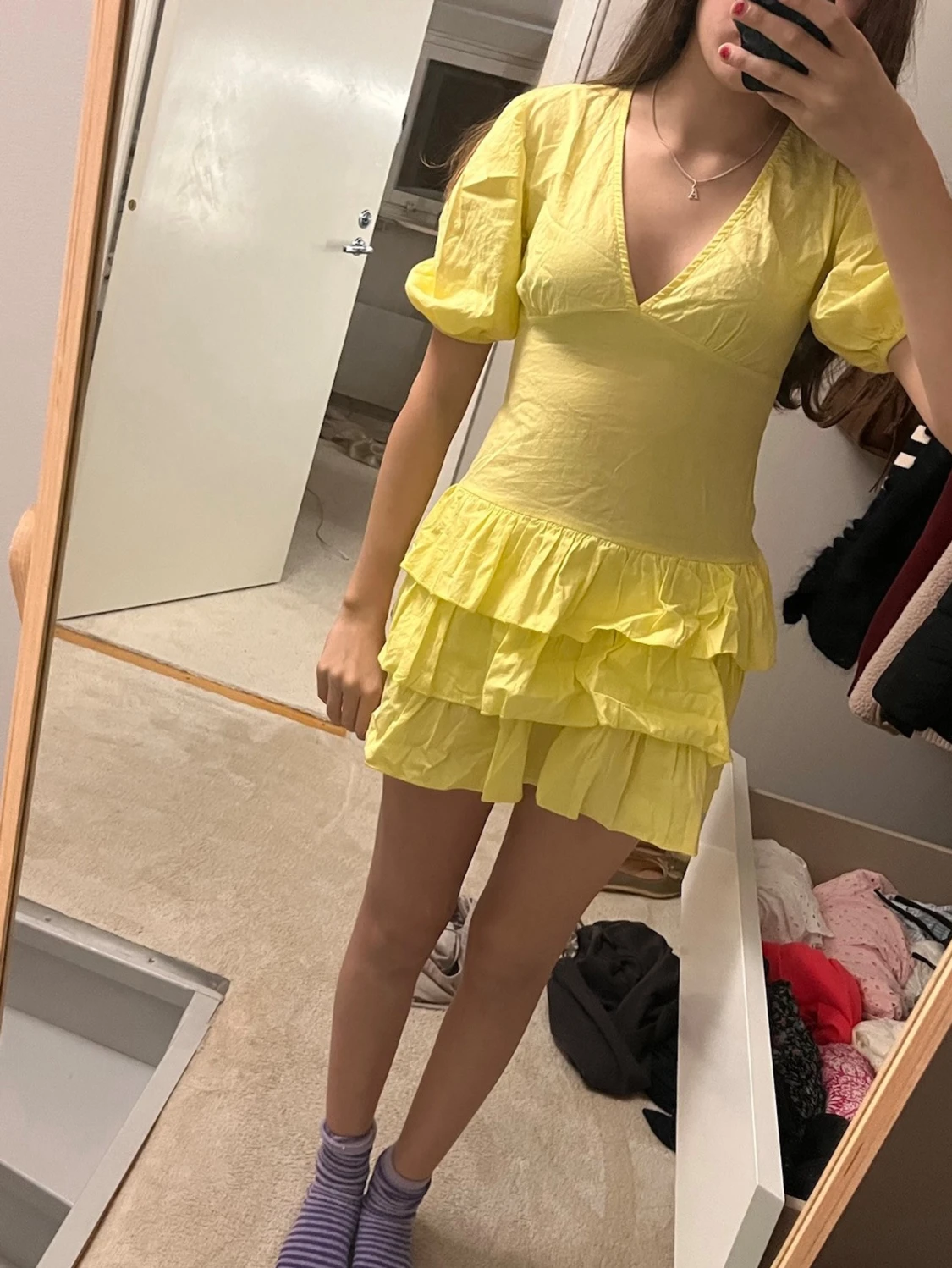 Gul kort volangklänning med puffärm