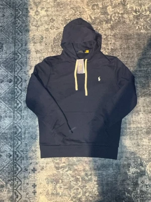 Polo Ralph Lauren Hoodie - Äkta Ralph Luaren Hoodie. Har lagt på tagsen på dem igen så det blir en mer ny känsla på dem har inga skador eller smuts är som hel ny