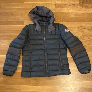 Colmar Jacka - Colmar jacka storlek S, en defekt på märket annars bra skick 